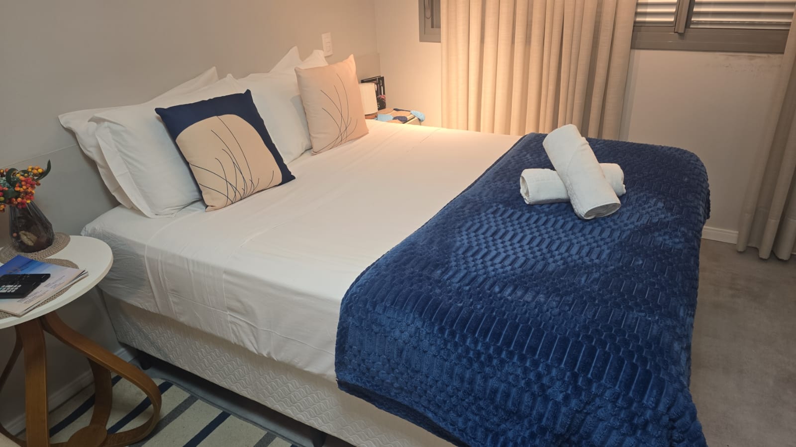 Quarto com cama organizada e enxoval preparado
